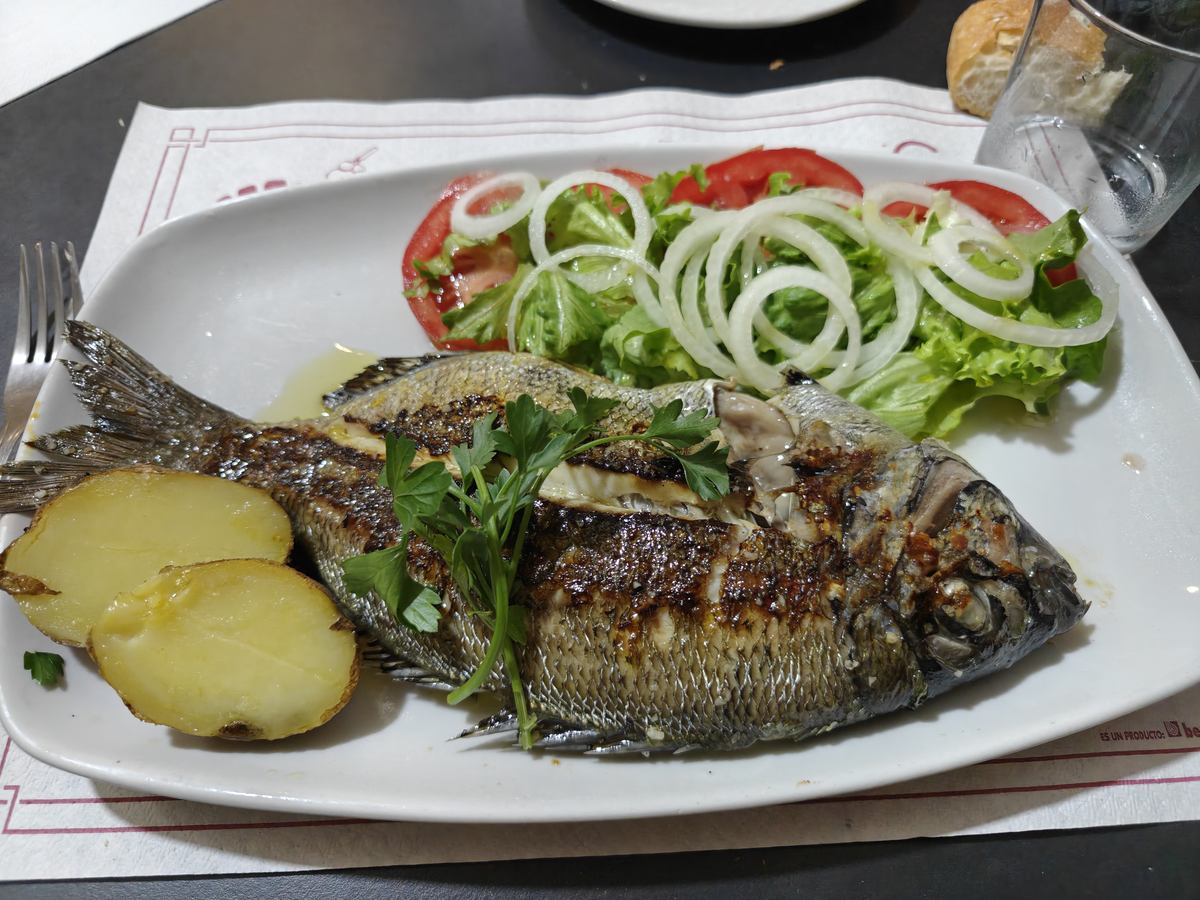 Helstegt fisk med tilbehør på tallerken