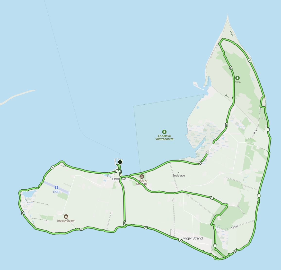 Rutekort over Endelave set oppefra, med den gåede rute markeret som en grøn linje hele vejen rundt om øen
